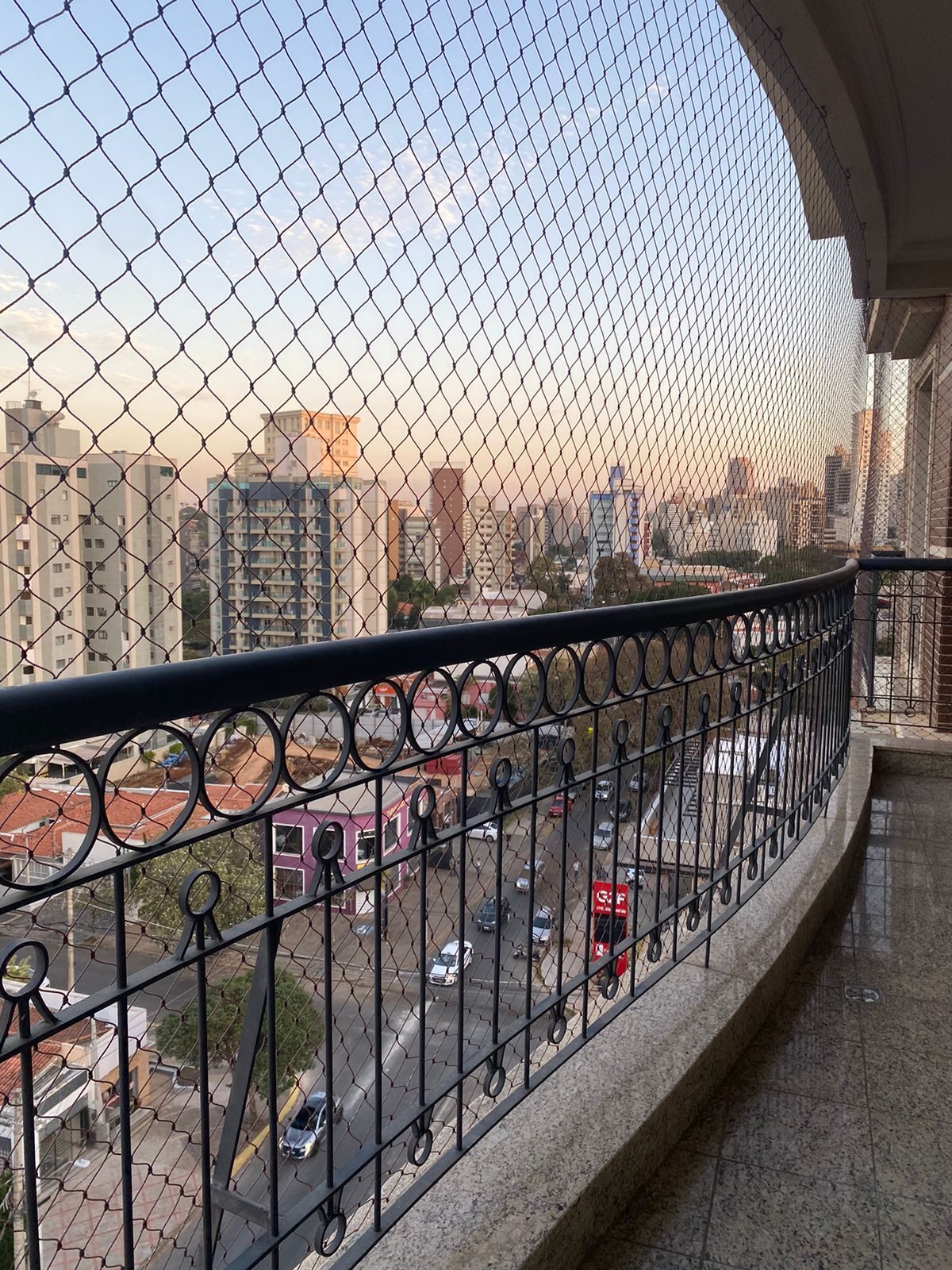 Rede de proteção instalada em sacada de apartamento em Campinas